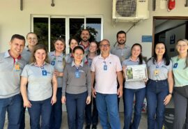 Equipe multidisciplinar do SESMT do HSC Blumenau segurando certificado de melhor empresa de Segurança e Saúde no Trabalho, na categoria Hospitalar